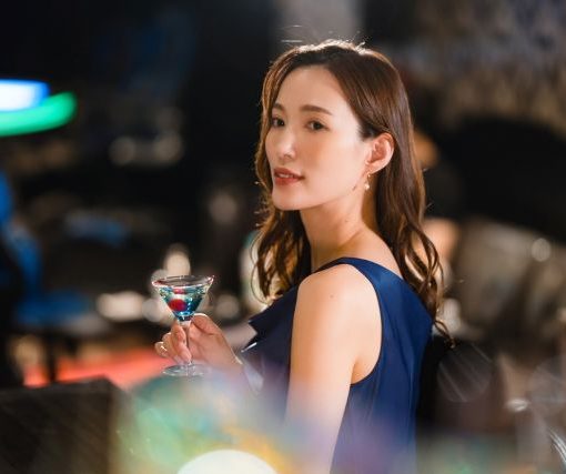 カクテルを持つドレスの女性