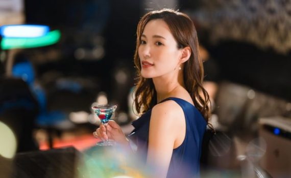 カクテルを持つドレスの女性