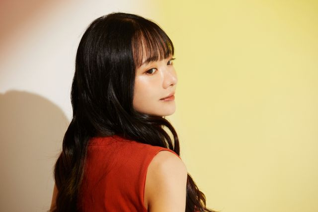 振り返る赤いドレスの女性