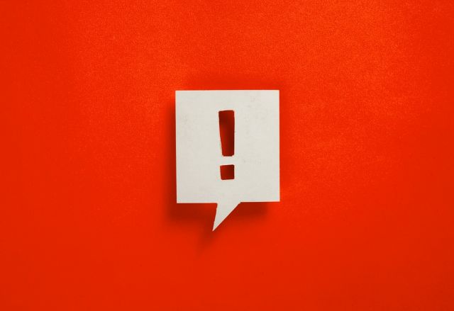 赤い背景にあるビックリマーク
