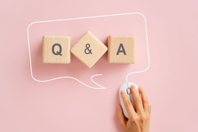 Q&Aと書かれたブロックとマウス